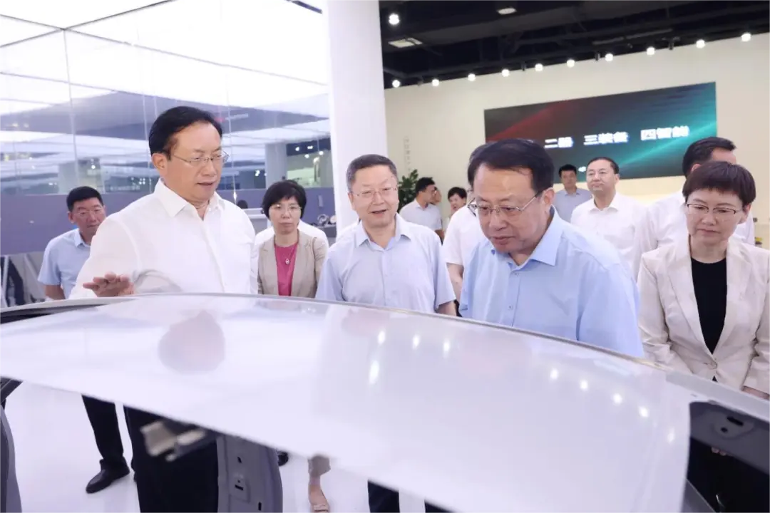 上海市委副書記、市長(zhǎng)龔正來鄂交流期間考察華工科技