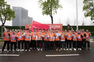 青春接力，向“光”奔跑，華工科技跑團(tuán)燃情2024光谷馬拉松